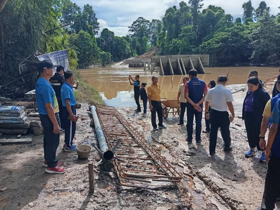 ตรวจเยี่ยมความคืบหน้าการก่อสร้างสะพานห้วยบางทราย 